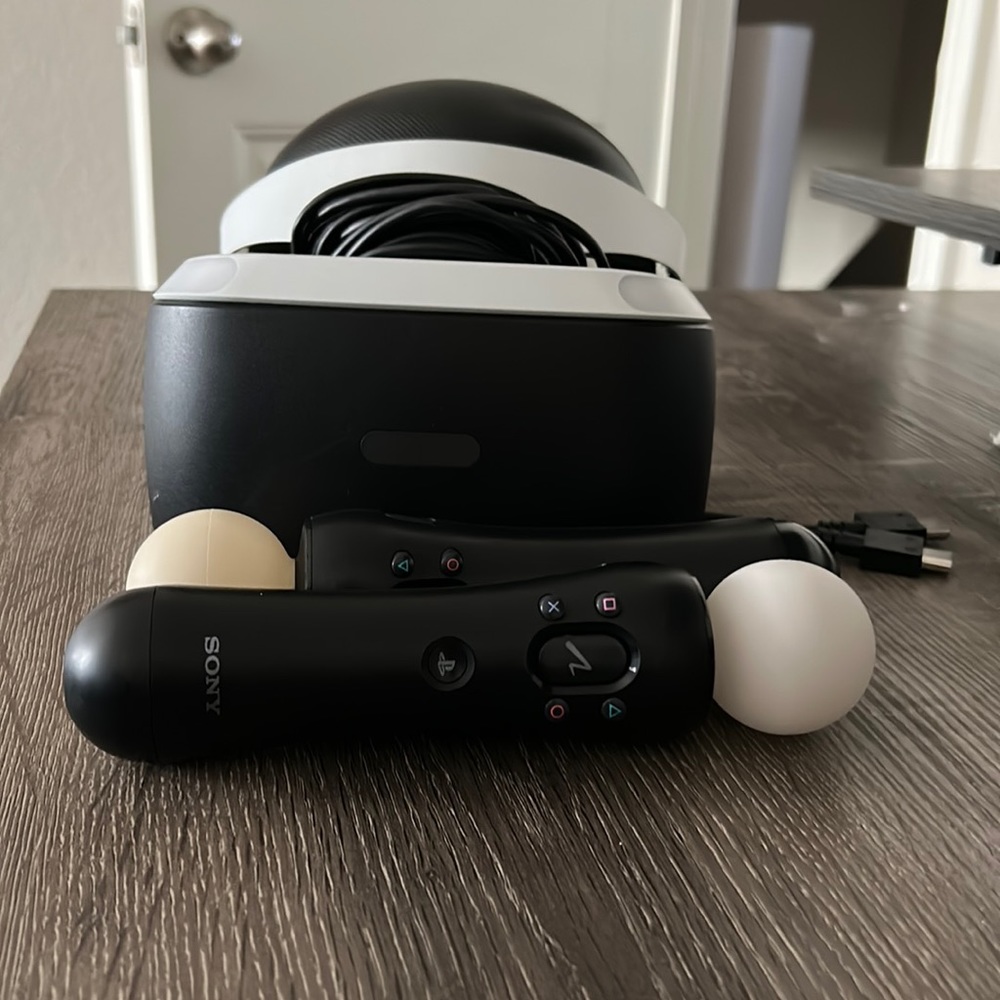 COPY - Ps4 vr headset comes with all parts except the camera. Doesn’t have box.